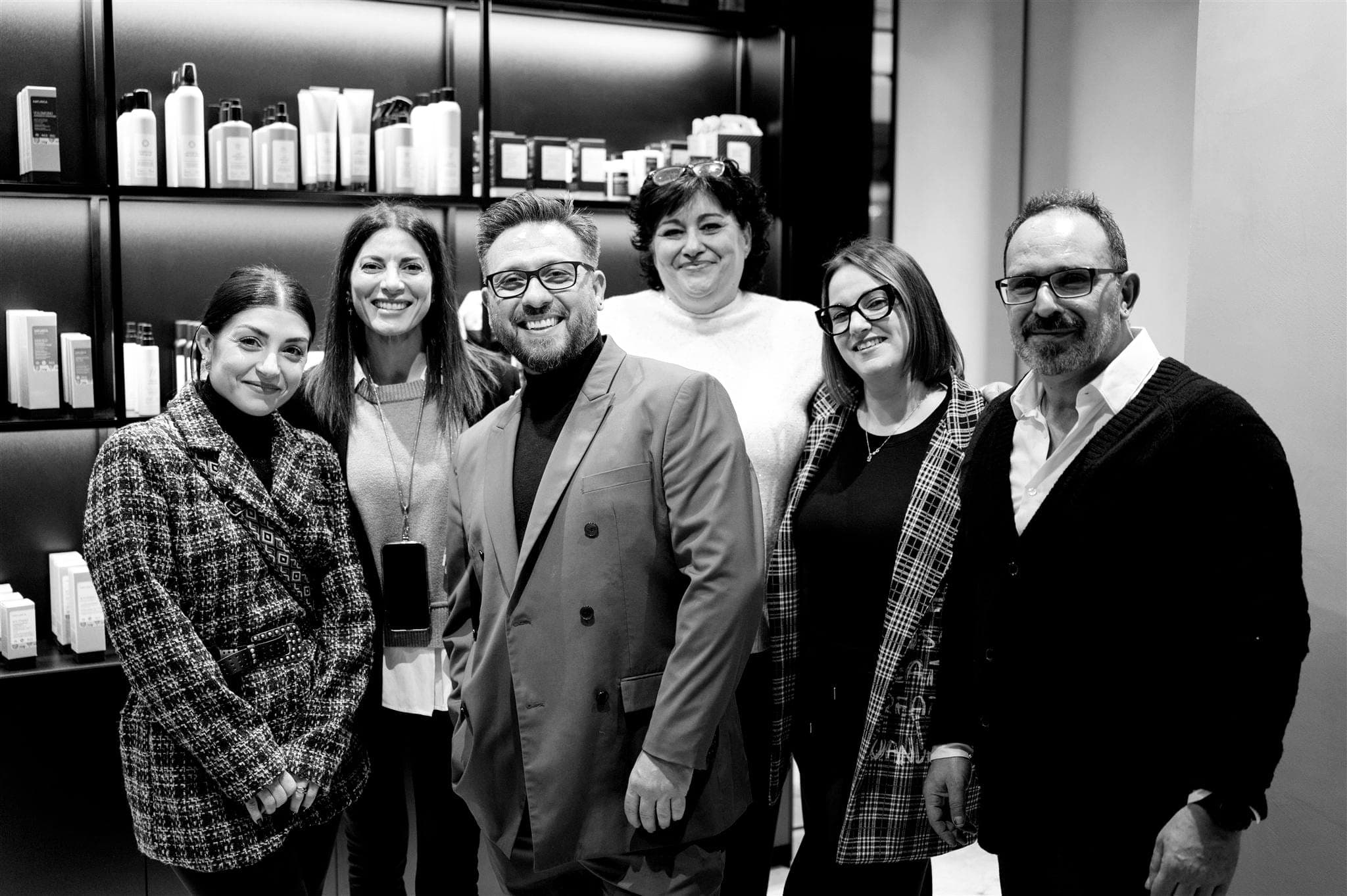 Il team di Hairium al completo nel salone di Casal Palocco