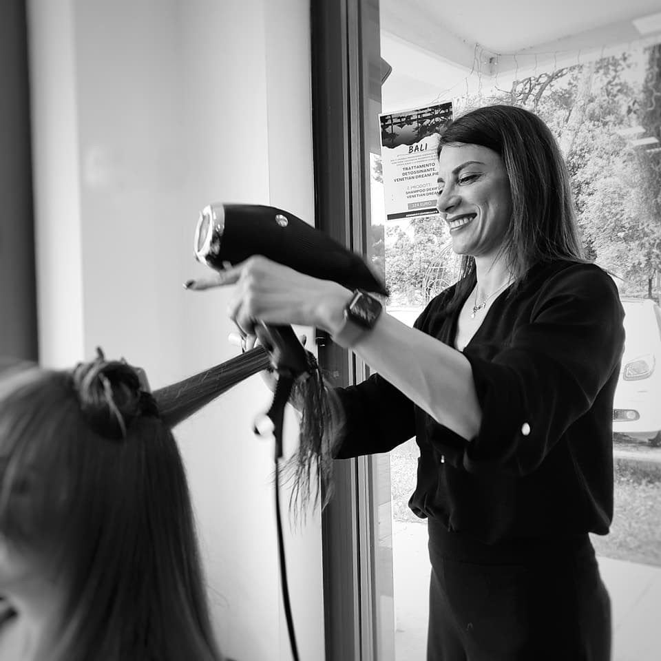 Rita D'Arconso, Hair Stylist e Color Designer, durante una piega