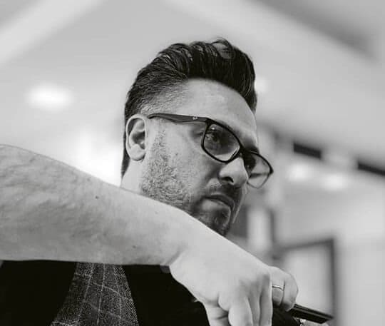 Alessandro Lerani, Hair Director, con le forbici in mano