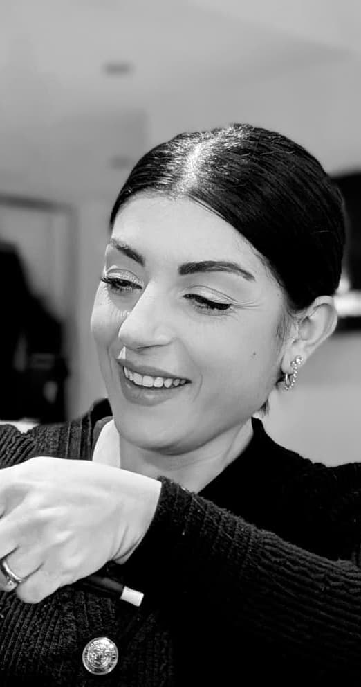 Marta D'Alessio, Hair Stylist Junior, sorride mentre lavora